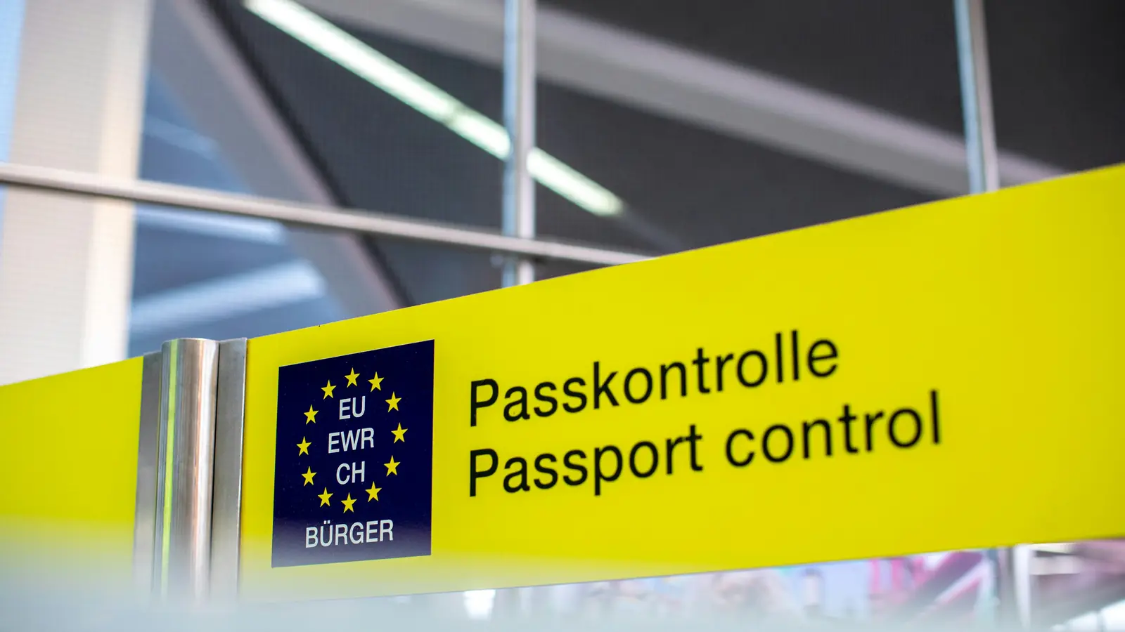 A yellow “Passkontrolle / Passport control” sign for EU, EEA and Swiss citizens